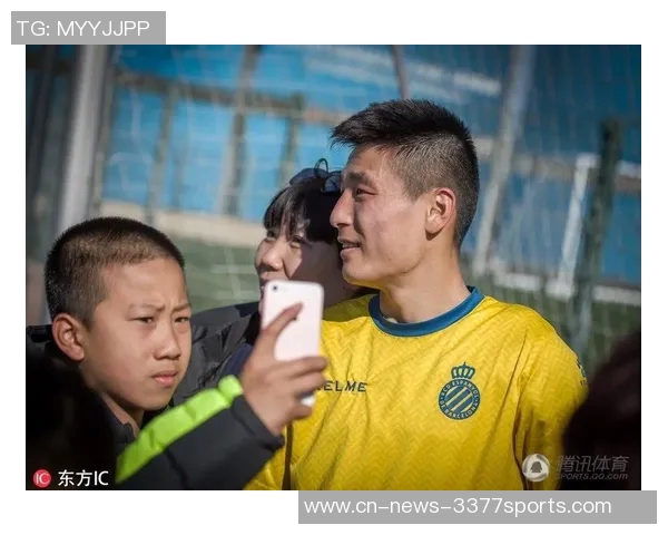 穆西亚拉亲临训练场为队友加油助威并热情签名回馈球迷